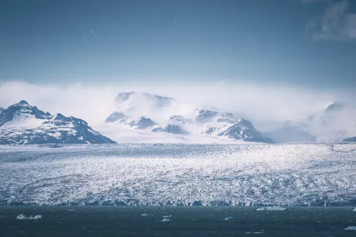 Masivní ledovcový splaz Breiðamerkurjökull v ledovcové laguně Jökulsárlón na Islandu.