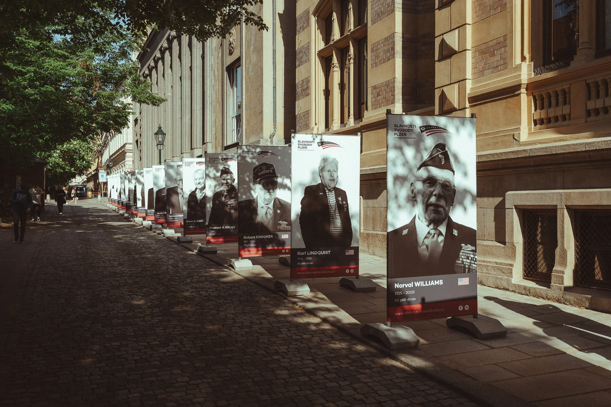 Expozice panelů věnovaná osvobození západních Čech americkou armádou na městské ulici.