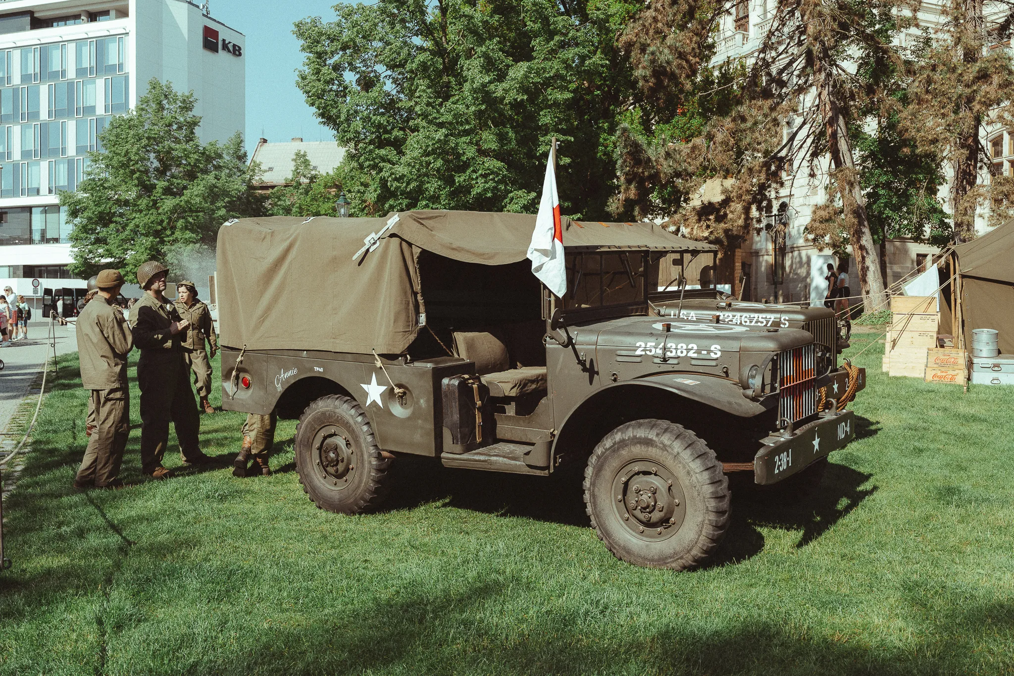 Historické vojenské vozidlo U.S. Army zaparkované v dobovém kempu v Plzni.