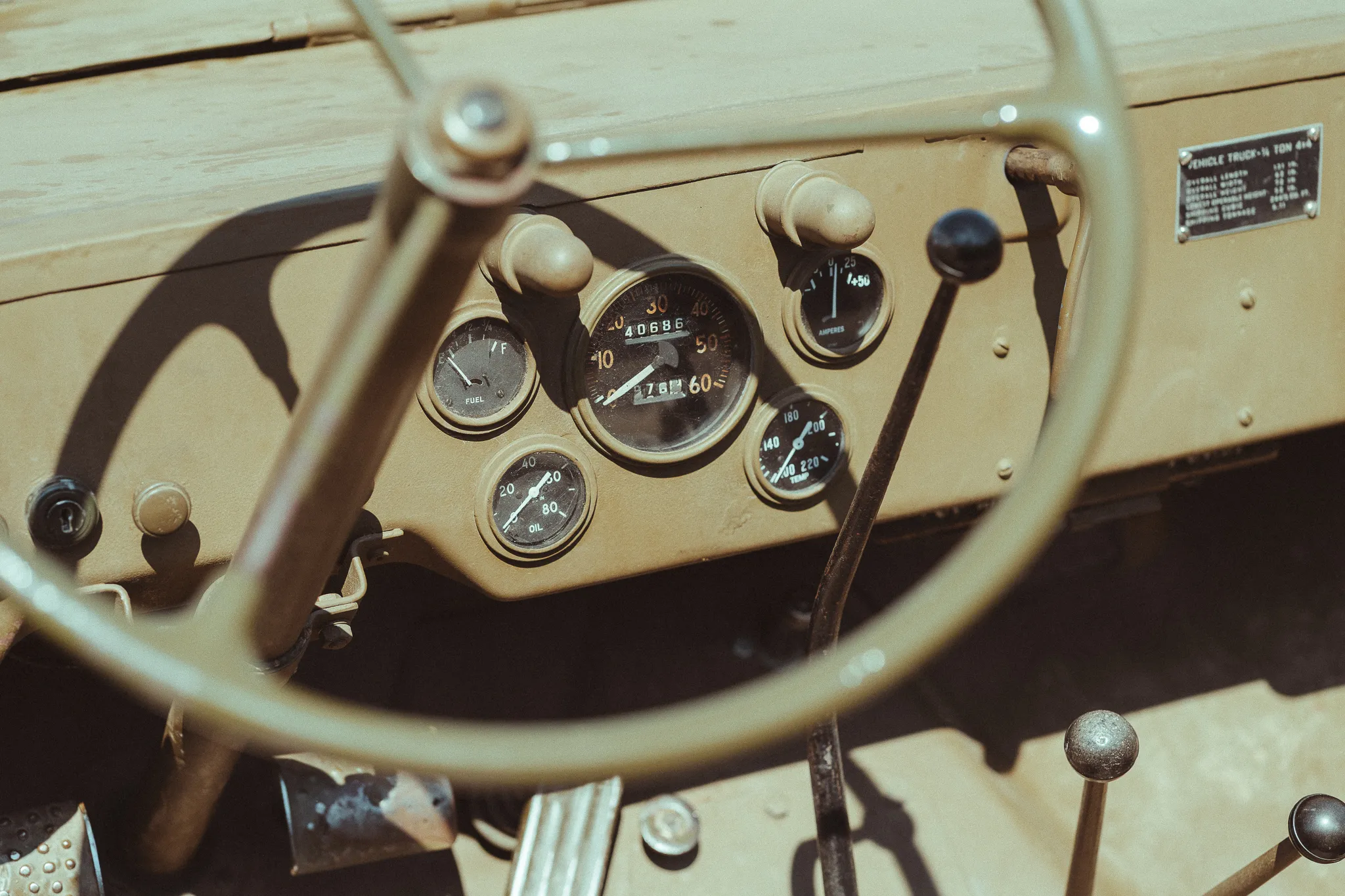 Detailní pohled na interiér a volant historického amerického džípu z druhé světové války.