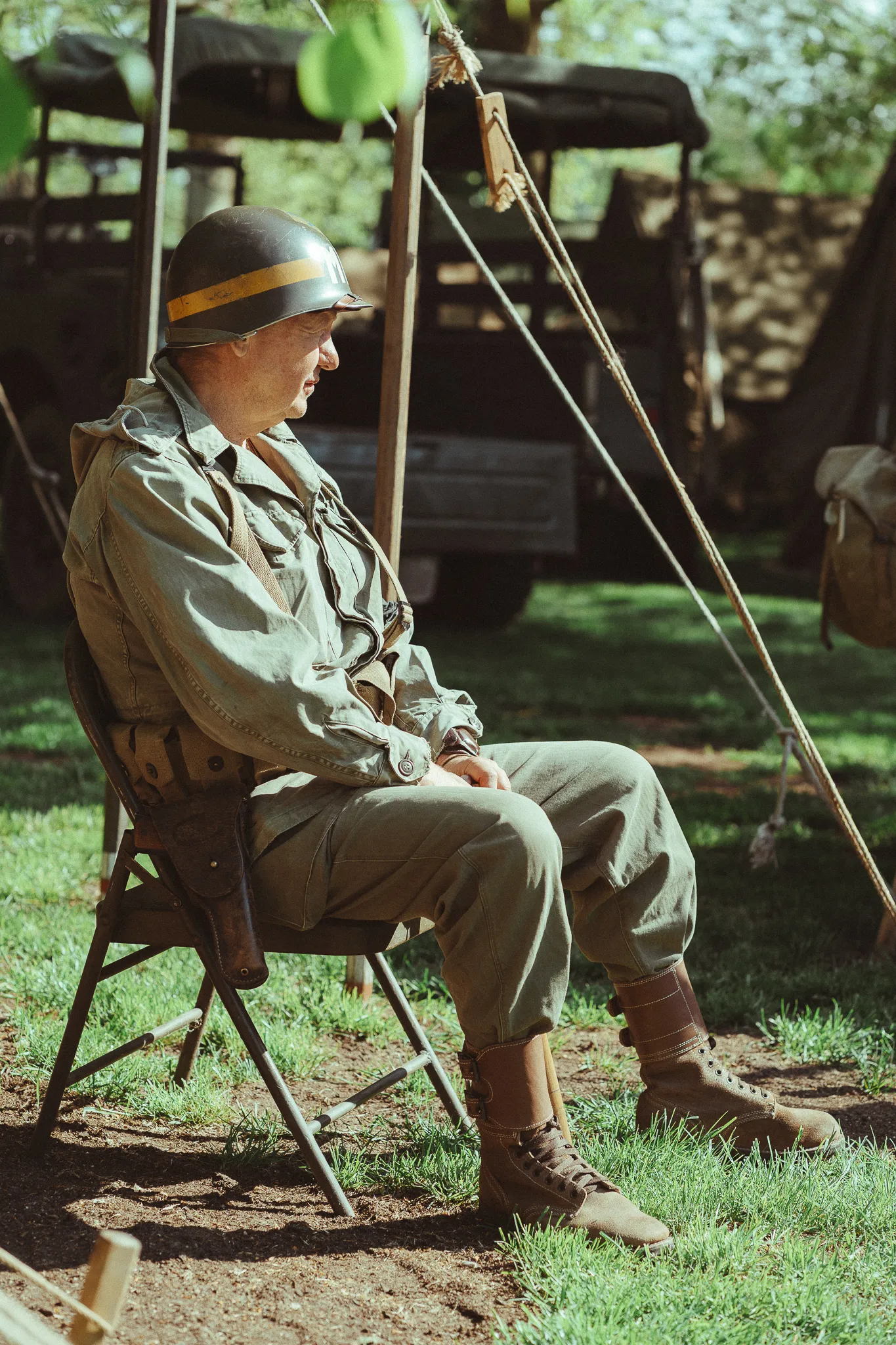 Detail účastníka v dobové uniformě amerického vojáka při 80. výročí osvobození Plzně.
