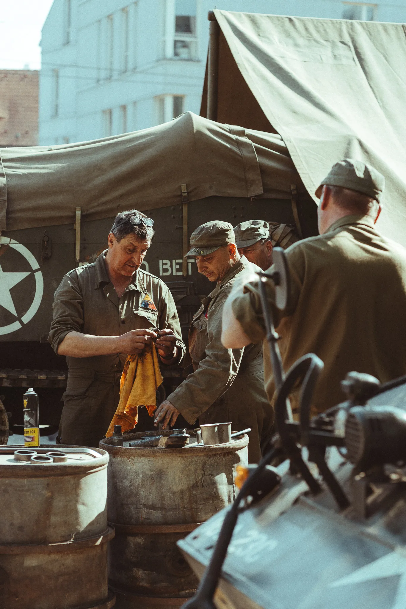 Reenactoři v historických uniformách U.S. Army u veteránského vozidla v Plzni.