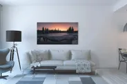 Fotografie zasněžené krajiny při zářivém západu slunce v interiéru moderního obývacího pokoje.