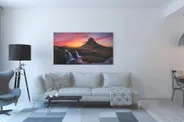 Islandská hora Kirkjufell s vodopádem při západu slunce v interiéru moderního obývacího pokoje.