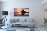 Fotoobraz hory Kirkjufell při západu slunce v interiéru moderního obývacího pokoje.