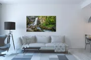 Fotografie vodopádu Gollinger v Rakousku v zeleném lese v interiéru moderního obývacího pokoje.